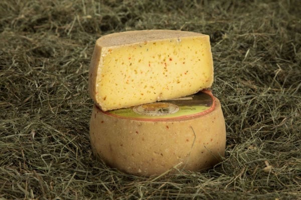 Medium-ripened Toma with chilli